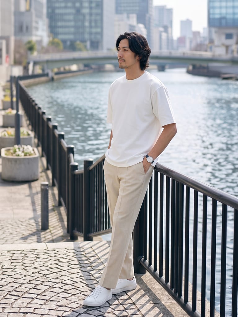 気負わない休日に。白Tとベージュで爽やかに