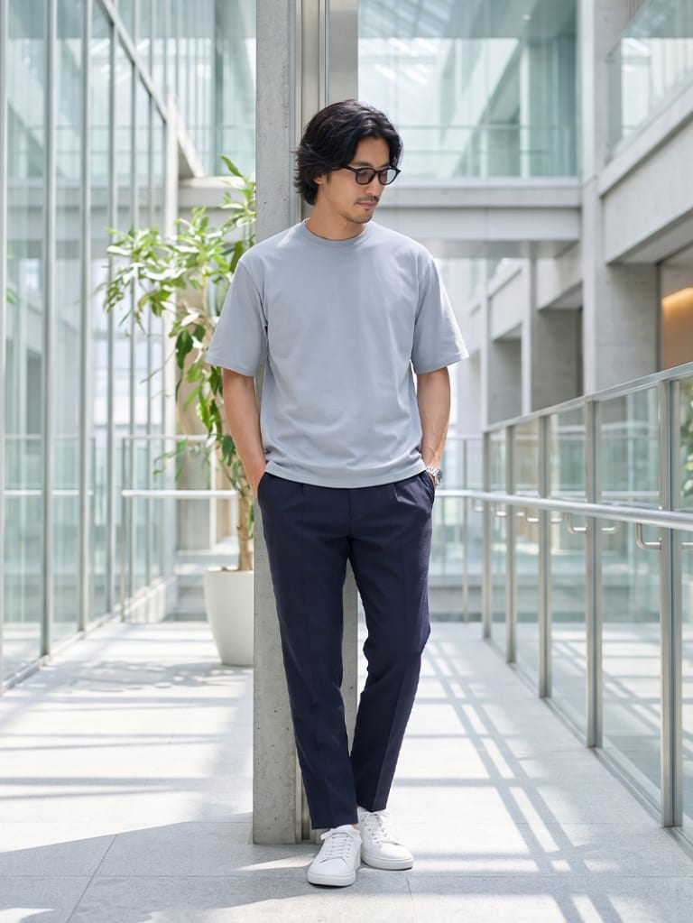 私服OKの通勤に。アッシュブルーTで爽やかに