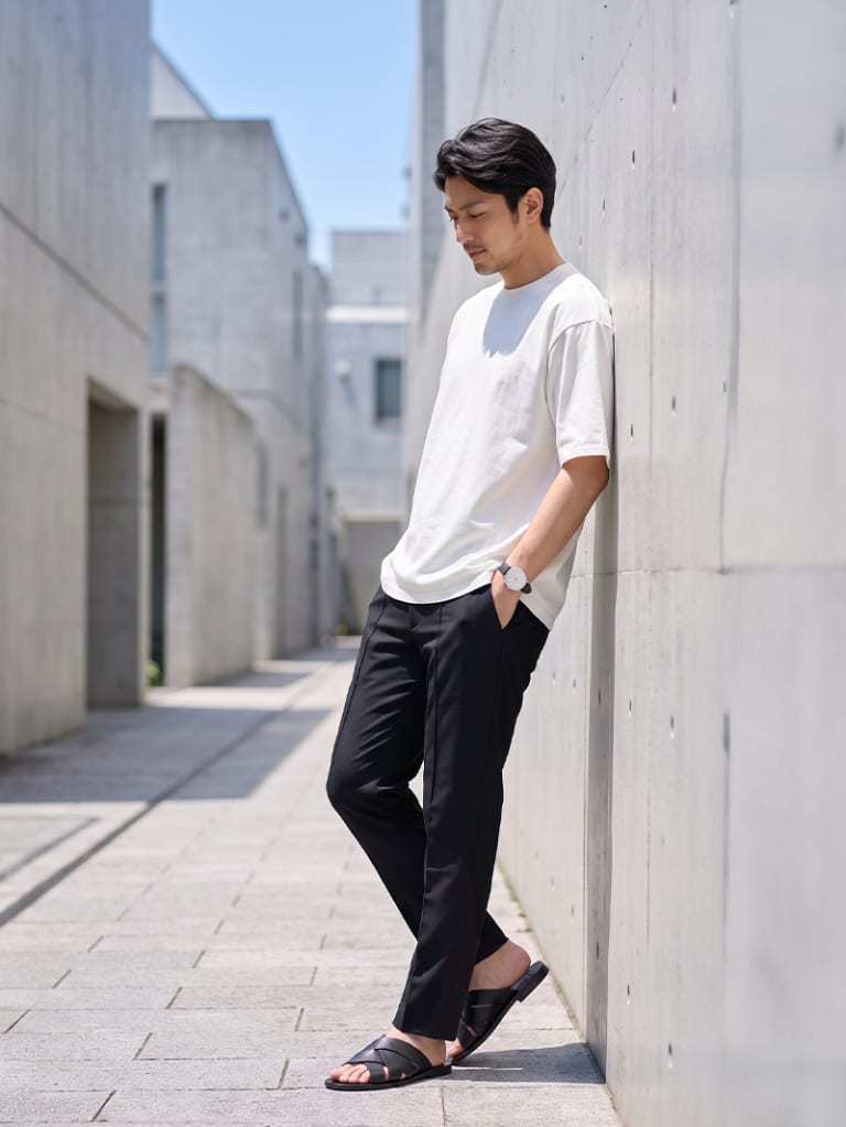 暑い休日に。白Tとサンダルで涼やかに過ごす