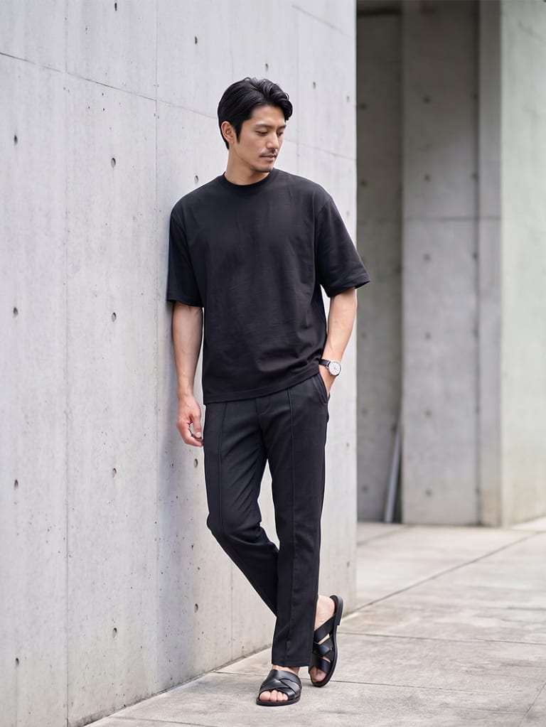 休日の大人に。黒でまとめる夏のワントーン