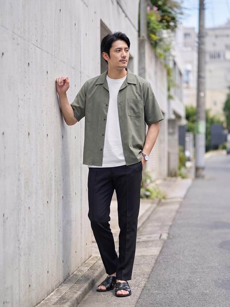 休日の街歩きに。羽織りシャツできちんと見せる