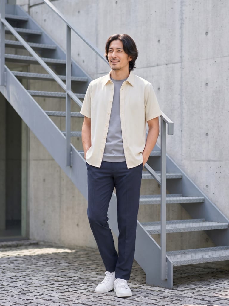 肩の力を抜きたい出社日に。淡色シャツでやわらかく