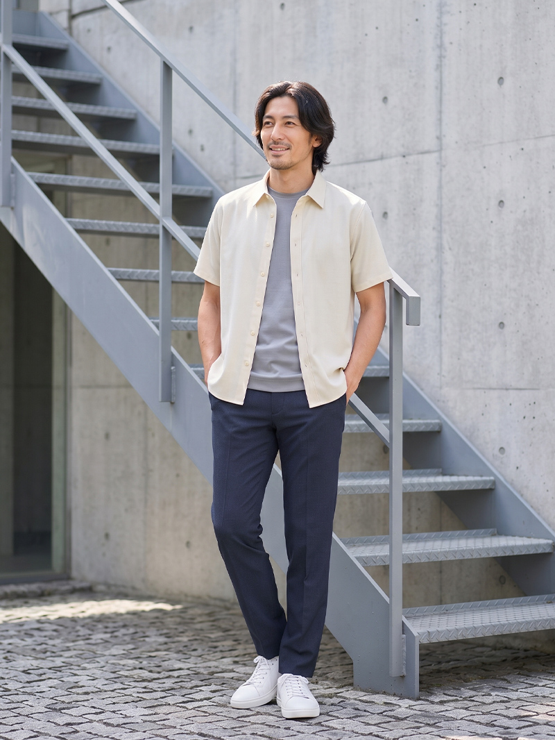 肩の力を抜きたい出社日に。淡色シャツでやわらかく