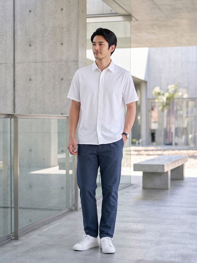 きちんと見せたい日に。白シャツとネイビーの清潔感コーデ
