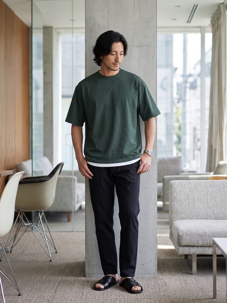 休日の外出に。アーミーグリーンTで大人らしく