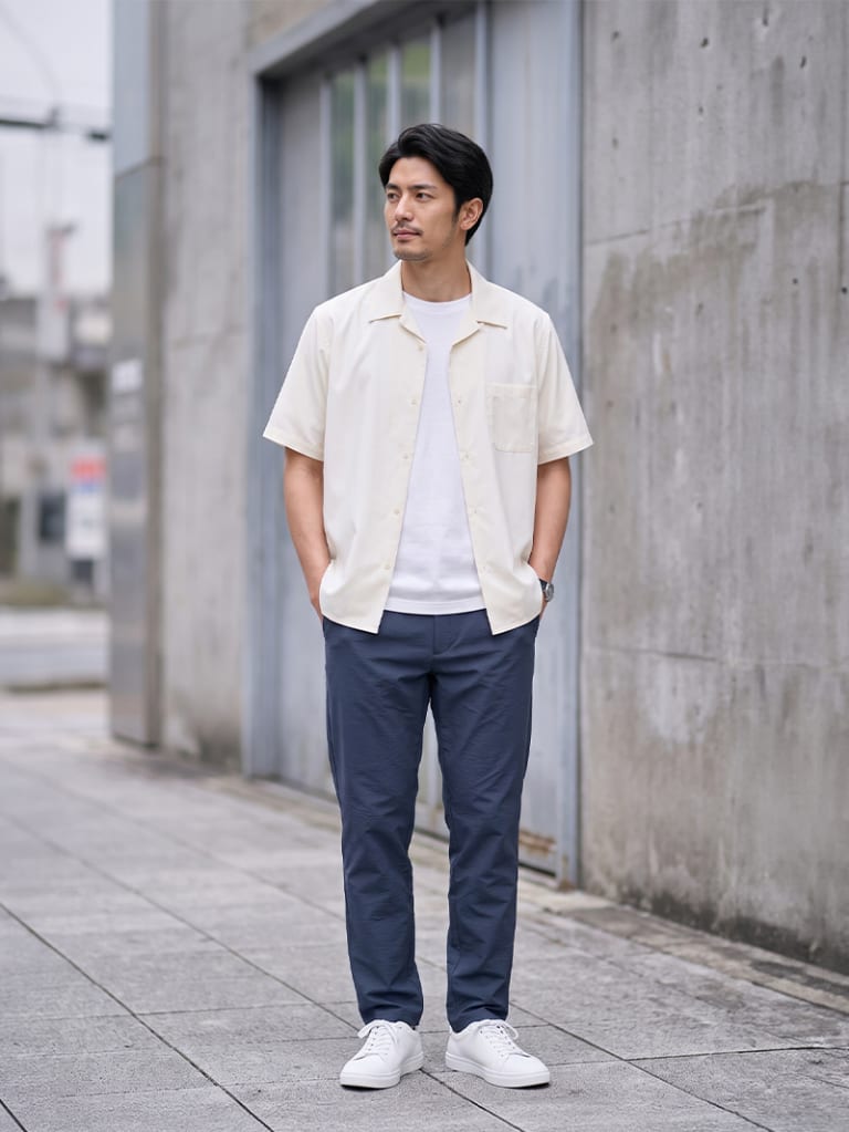 外回りの多い日に。生成りシャツで軽やかな通勤着