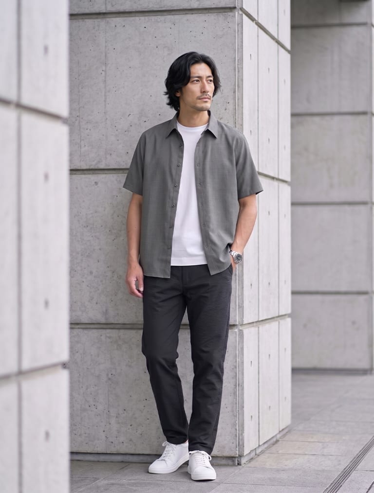 私服通勤の日に。チャコールシャツを重ねた大人の抜け感