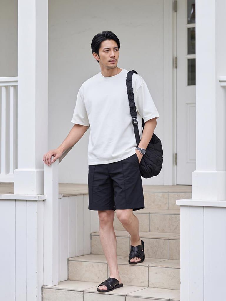 白T×黒ショーツでつくる、軽快モノトーンコーデ