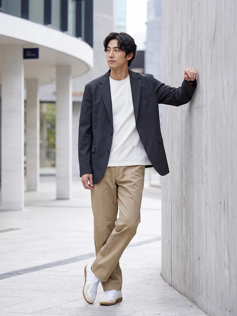 Tシャツで軽快に決まる、大人の休日ジャケットコーデ