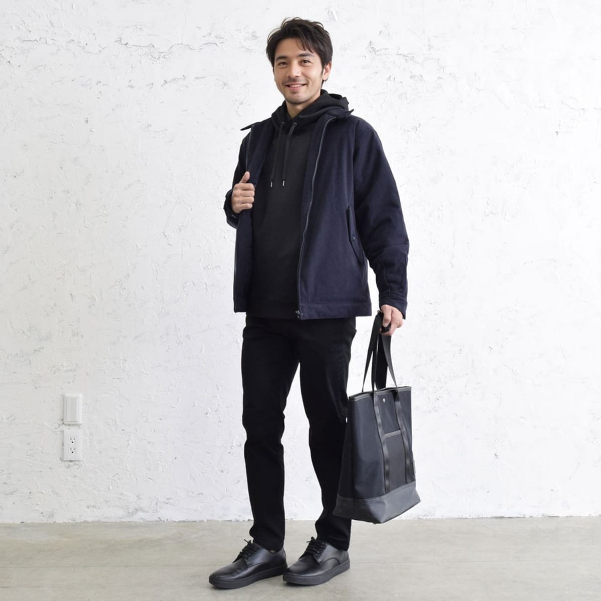 黒パーカーを使った40代メンズコーデ