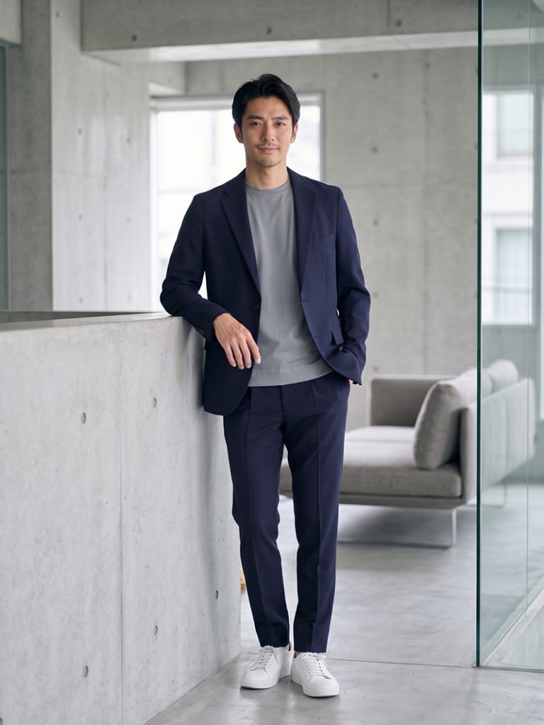 力を抜きたい出社日に。Tシャツとネイビーセットアップ