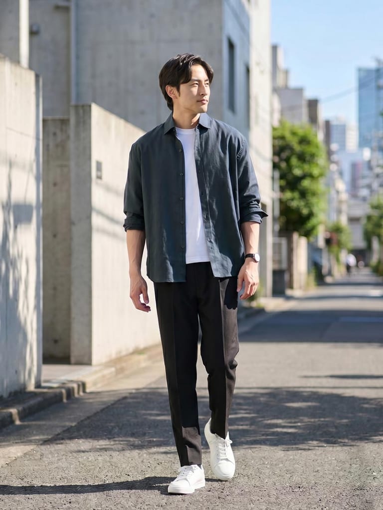 街歩きに馴染む、ネイビーシャツのキレカジコーデ