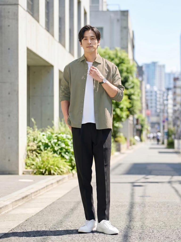 オリーブで仕上げる大人のシンプルスタイル