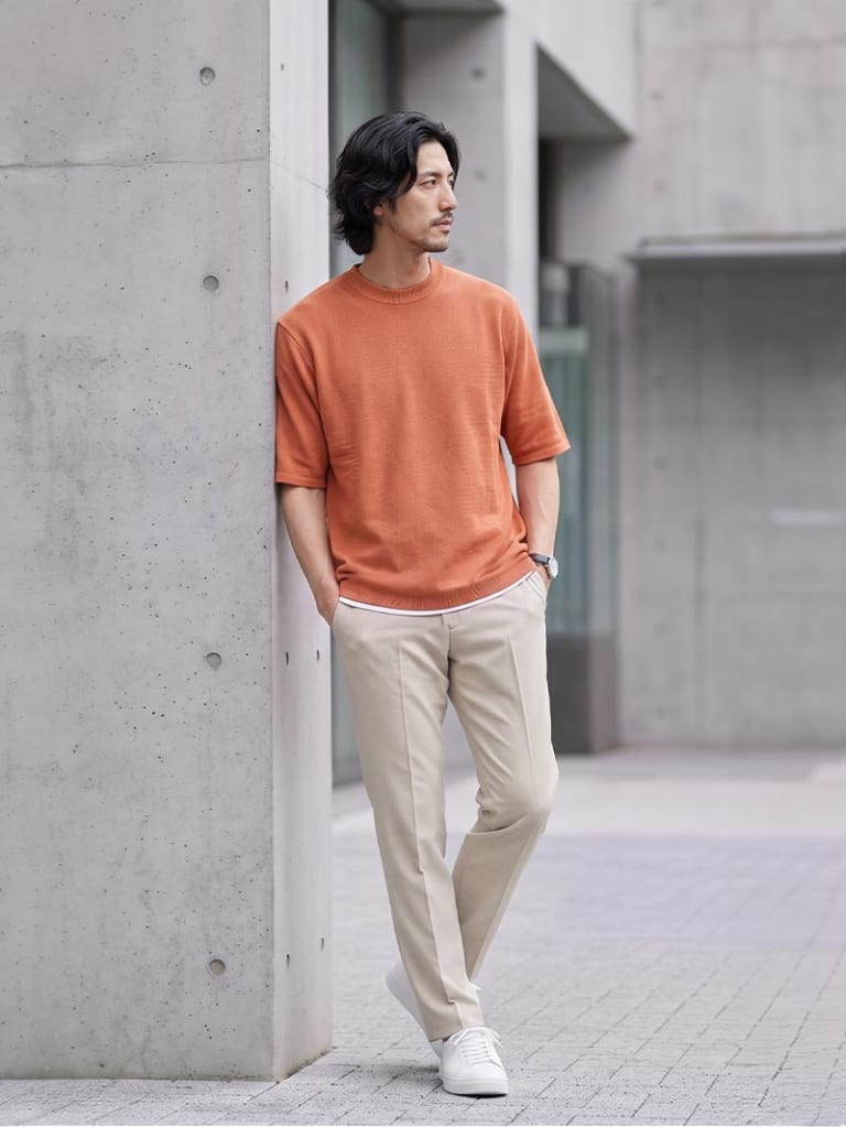 差し色で季節感を楽しむ、大人のサマーニットコーデ