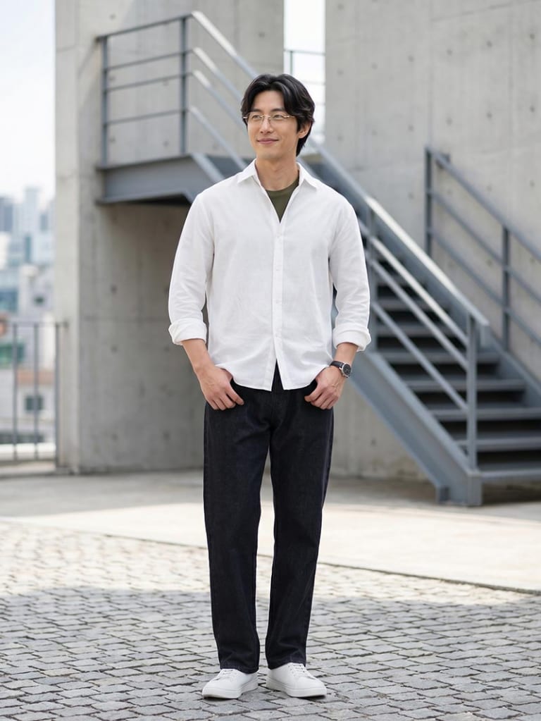 白シャツに、ひとクセ加えるならインナーで