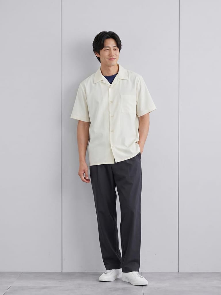 白シャツに、ネイビーを少しだけ効かせる