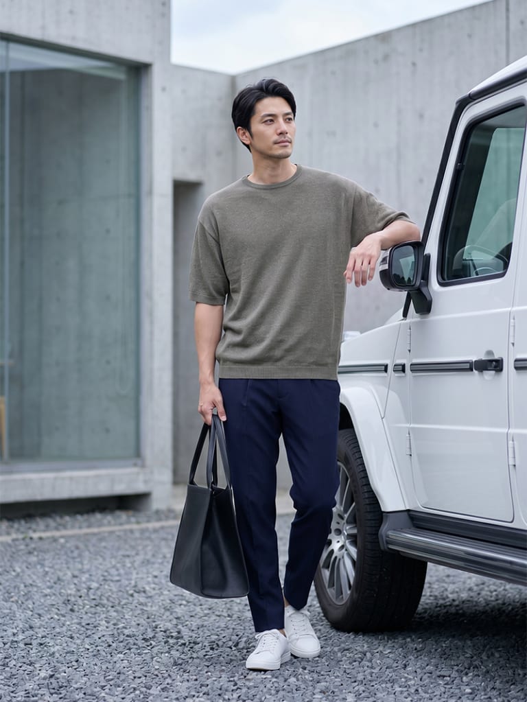 荷物が多い休日に。歩きやすいグレーニットコーデ