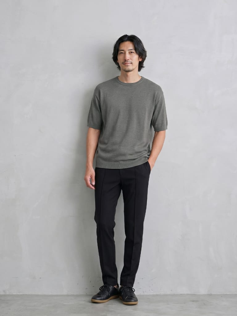 楽に過ごす休日に。きちんと見えるグレーニットコーデ