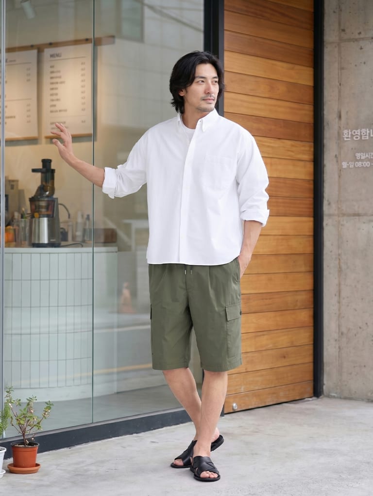 暑い日も、ラフすぎない白シャツコーデ