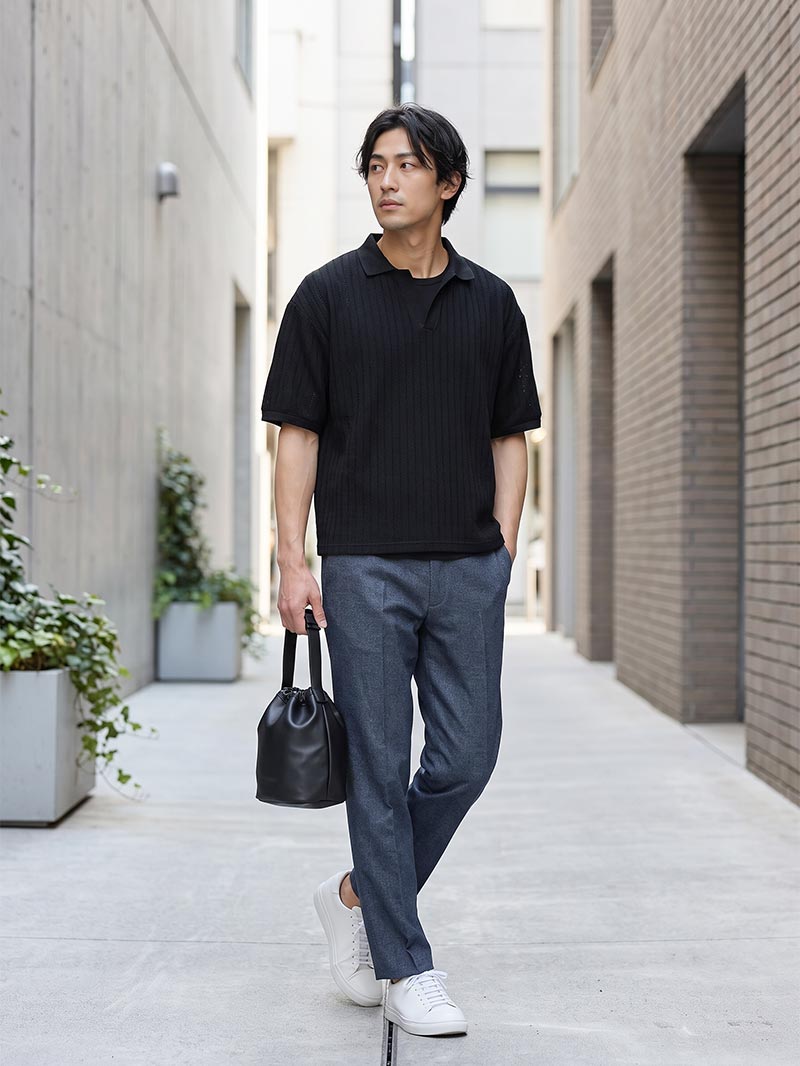 黒ポロで品よく締める、大人の街歩きコーデ