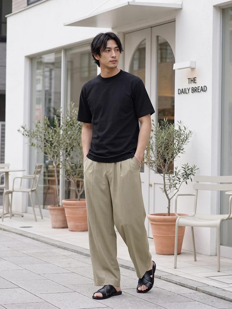 黒Tで引き締める、大人のリラックス夏コーデ