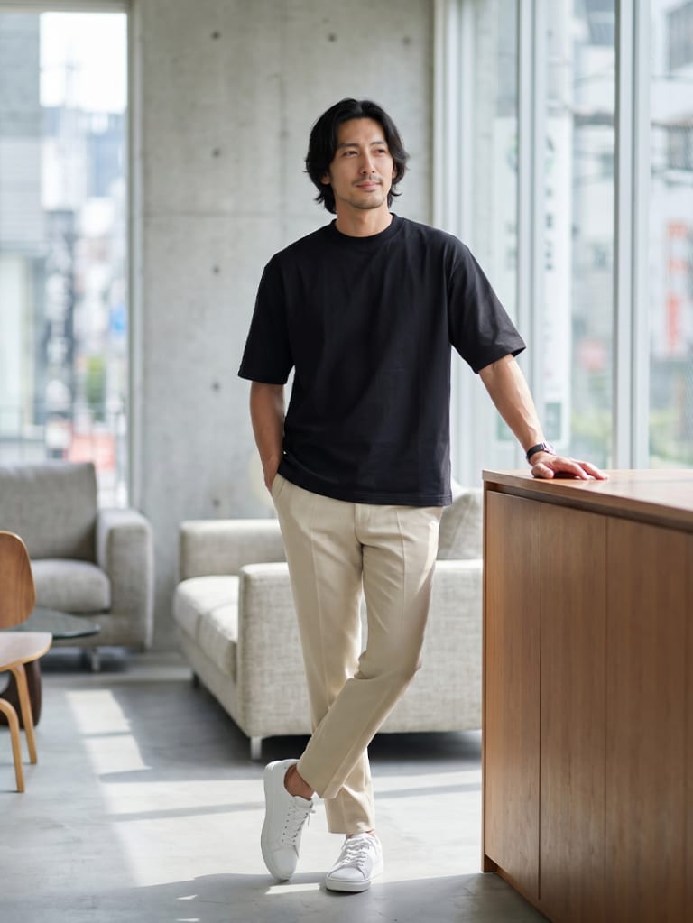 ベージュパンツで、黒Tが見違える