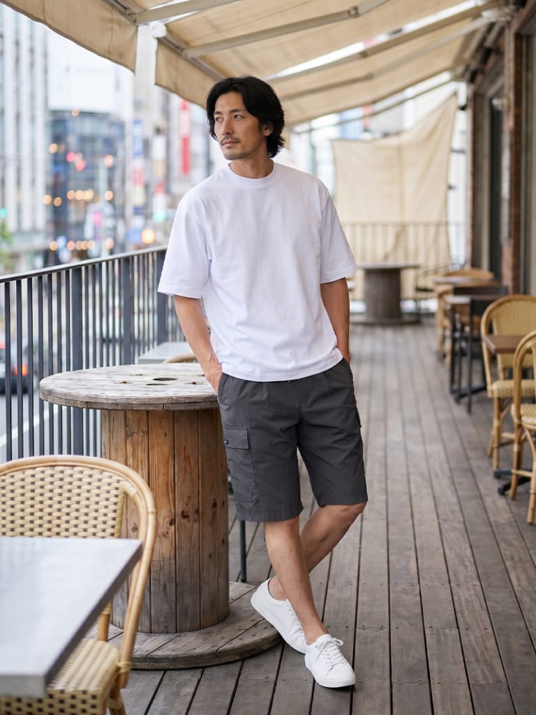 白Tとショーツ、ここまで街になじむ