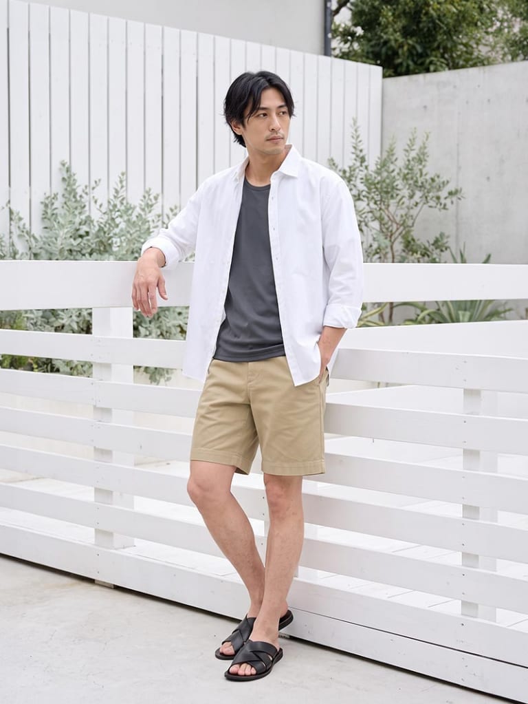 白シャツで爽やかに仕上げる、夏のショーツコーデ