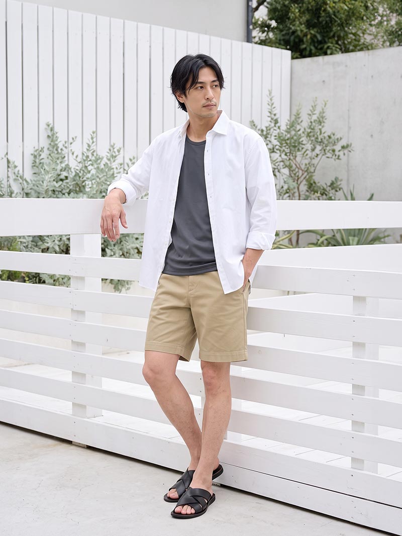 白シャツで爽やかに仕上げる、夏のショーツコーデ