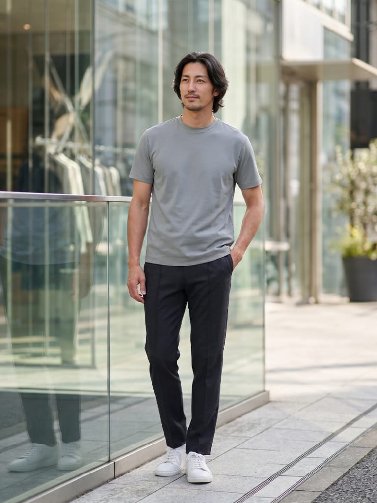 休日のTシャツも整って見える。グレーと黒のシンプルコーデ