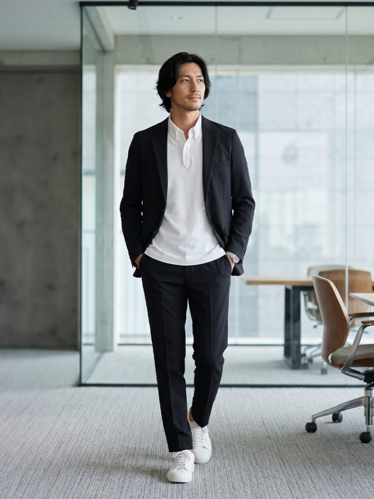 会議や来客のある日に。白ポロに黒ジャケットのコーデ