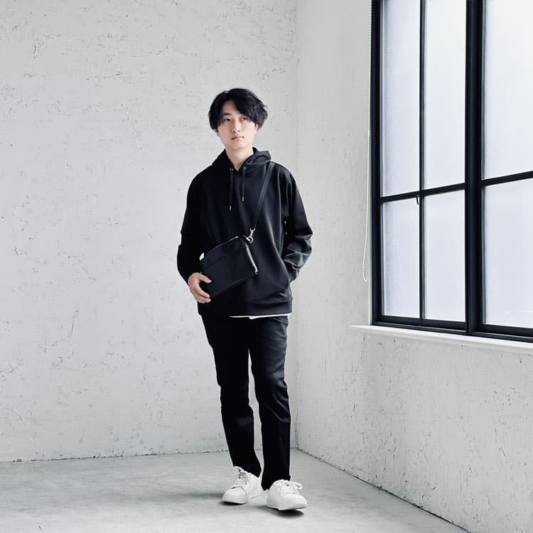 黒パーカーを使った40代メンズコーデ