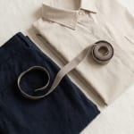 折りたたんだシャツとパンツにメジャーを添えた採寸イメージ