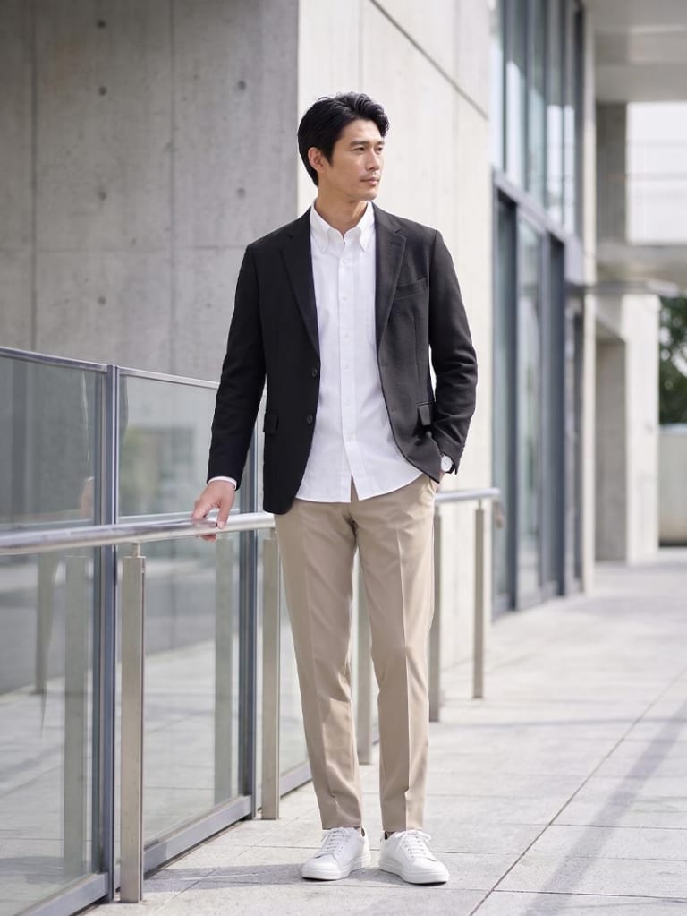 ホワイトシャツ×ベージュパンツで軽さを残す、初秋の3色づかい。