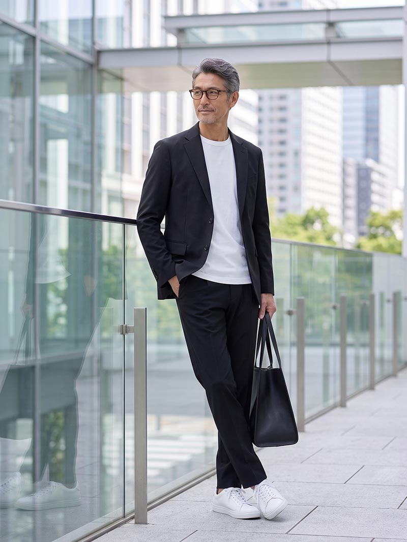 ホワイトTシャツ×ブラックジャケットで、顔まわりが明るいスタイル。
