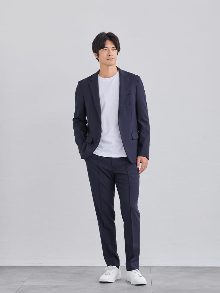 ネイビーでまとめる、大人のスマートカジュアル