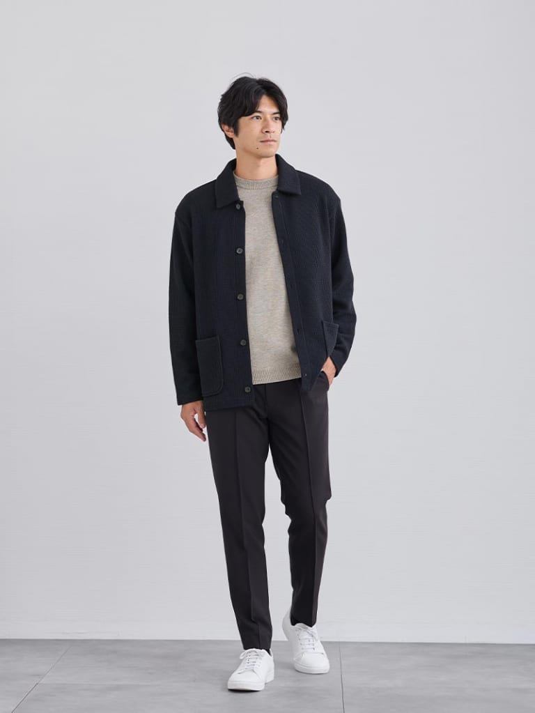グレージュニットで上品に見せる、秋の大人カジュアル