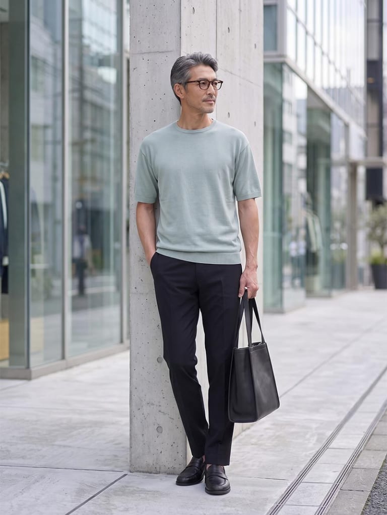 ミントグレーニット×ブラックパンツで爽やかに見える残暑の出社。