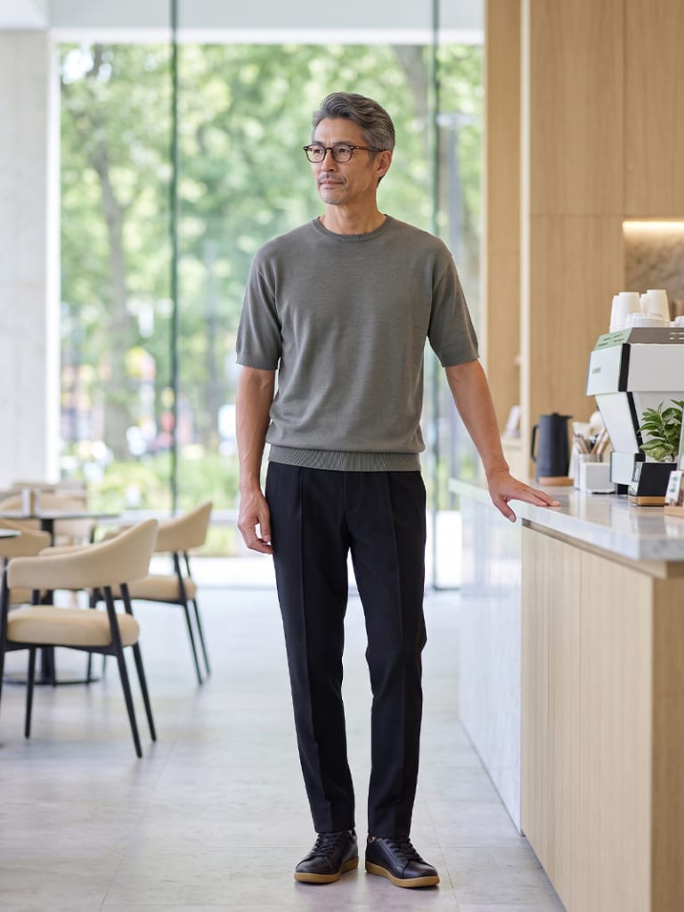 休日のカフェに。グレーの半袖ニットと黒パンツ