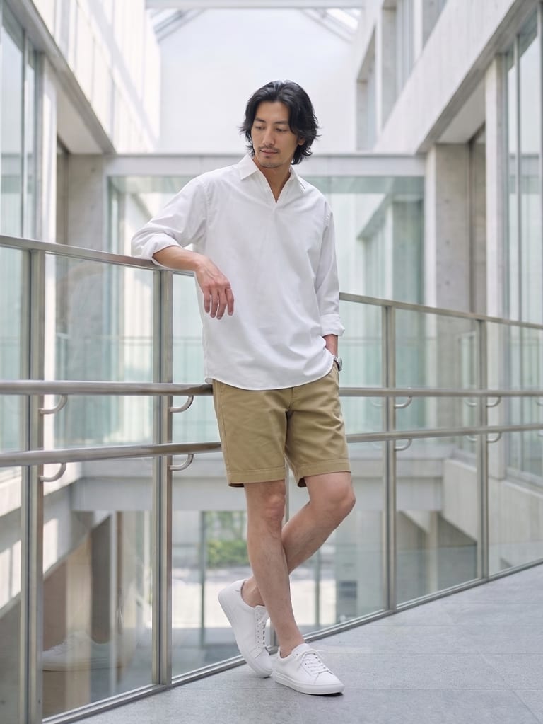暑い日の外出に。白のスキッパーシャツで涼しく整える