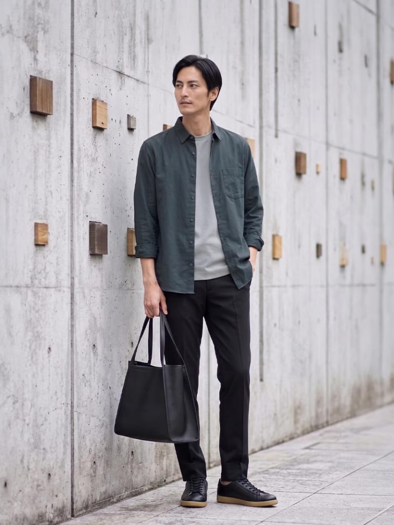 ネイビーシャツ×グレーTシャツの重ね着で、朝の身支度が迷わない。
