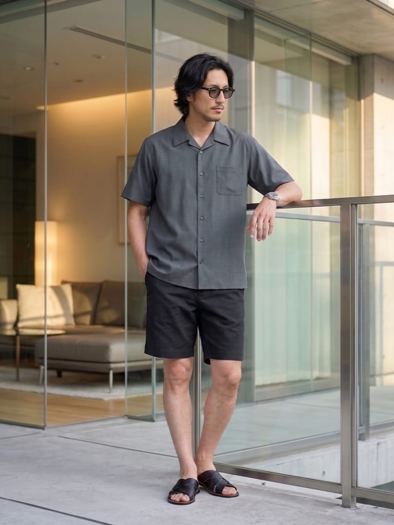 日差しの強い休日に。スミクロシャツで作る夏のモノトーン