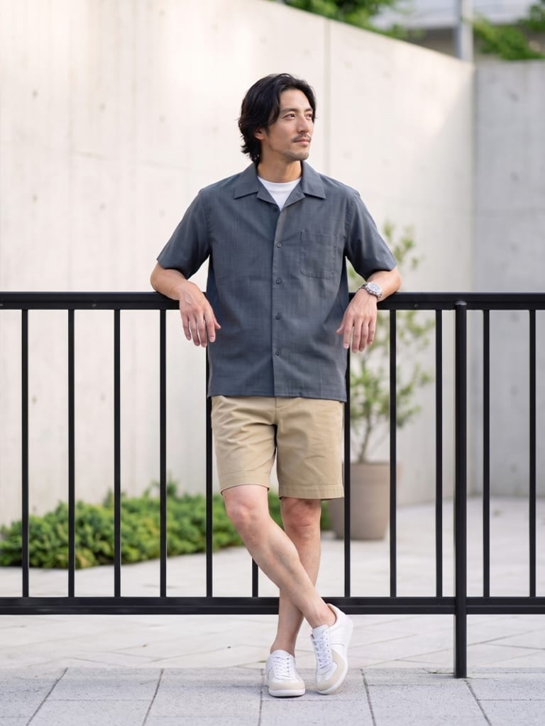 休日の散歩に。ネイビーシャツとベージュショーツの色合わせ