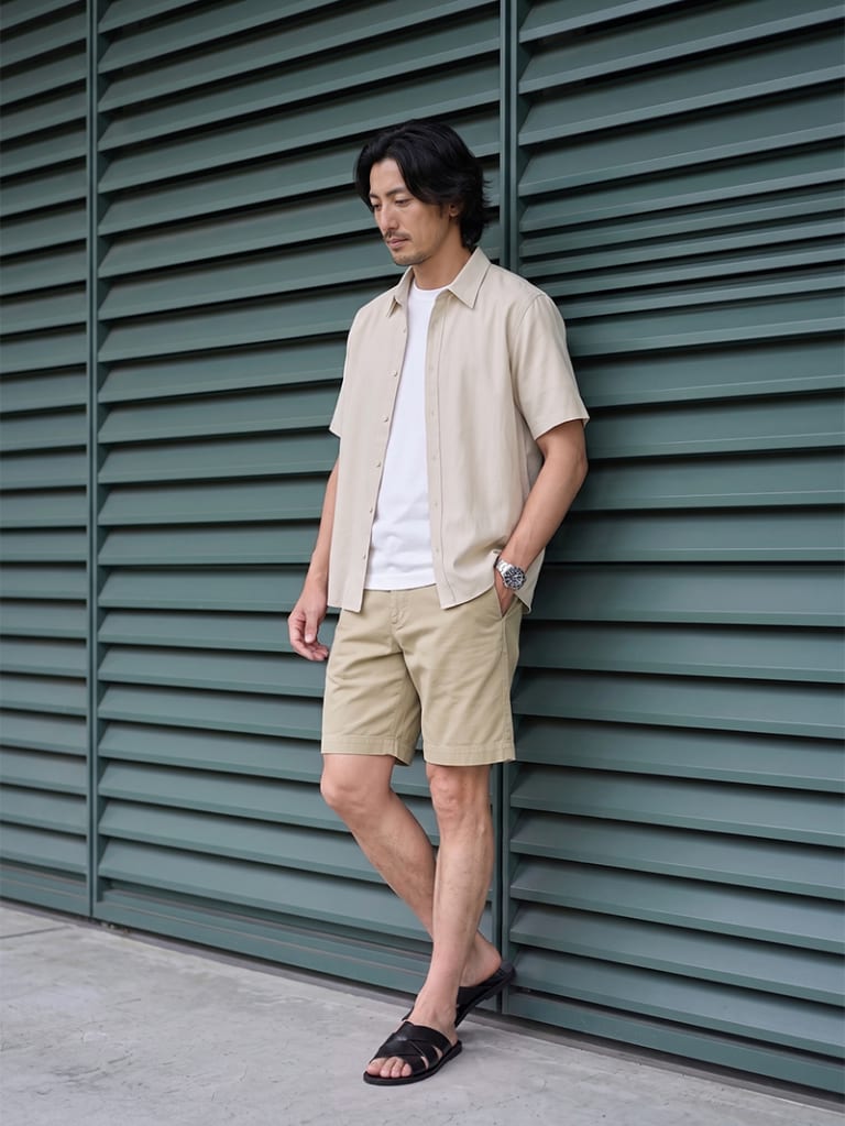 休日の買い物に。グレージュシャツで軽くまとめるショーツコーデ
