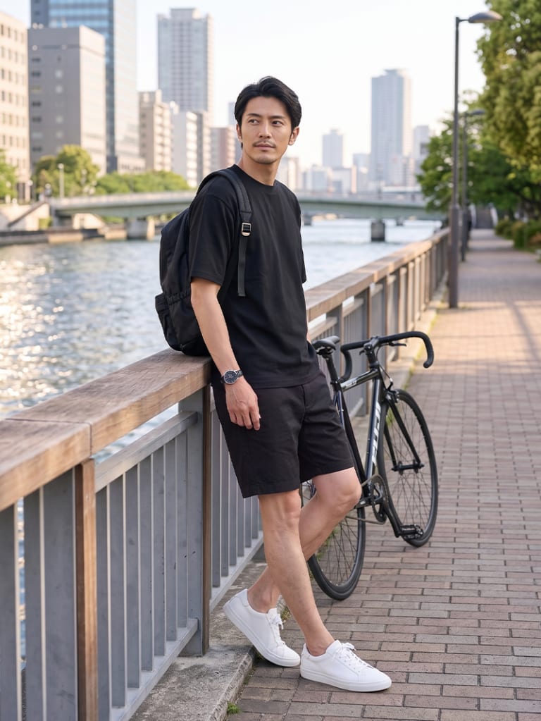 自転車で出かける休日に。黒でまとめてすっきり見せる