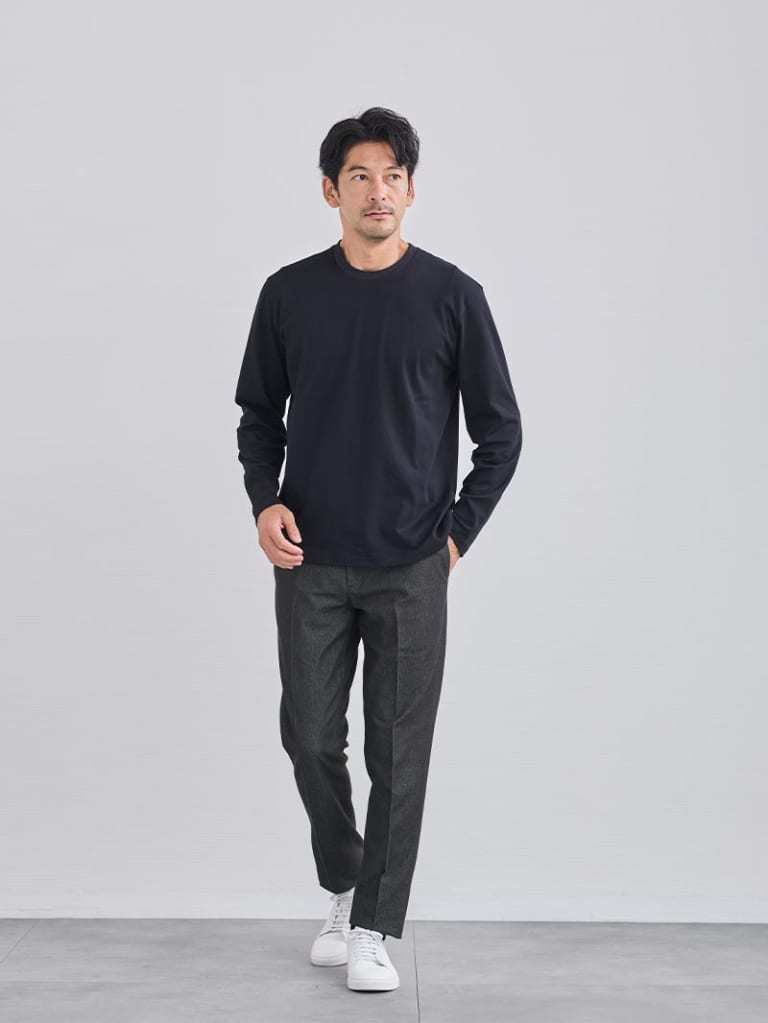モノトーンで整える大人のシンプルカジュアル