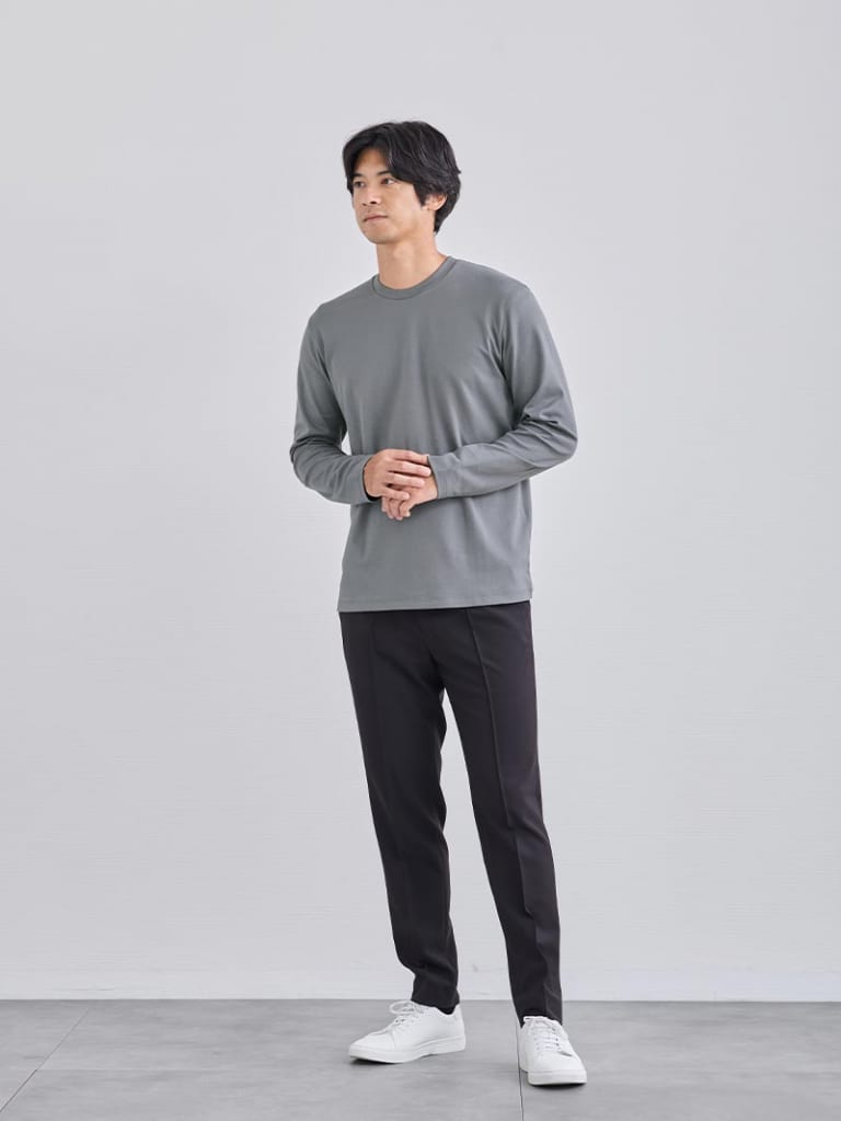 グレー×ブラックで整える、スマートな休日コーデ