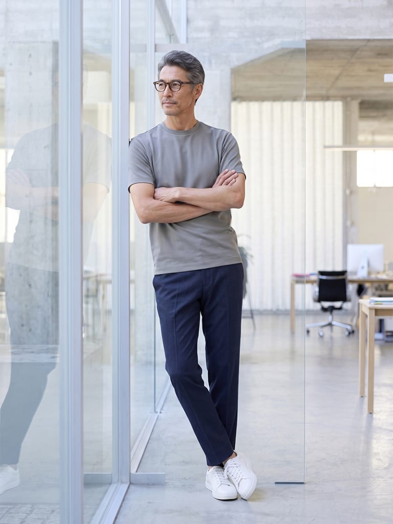 私服の職場で、Tシャツをきちんと見せる