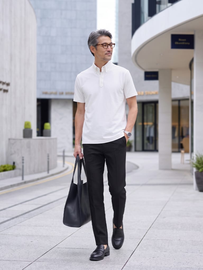 白ポロに黒パンツ。色を絞った通勤スタイル