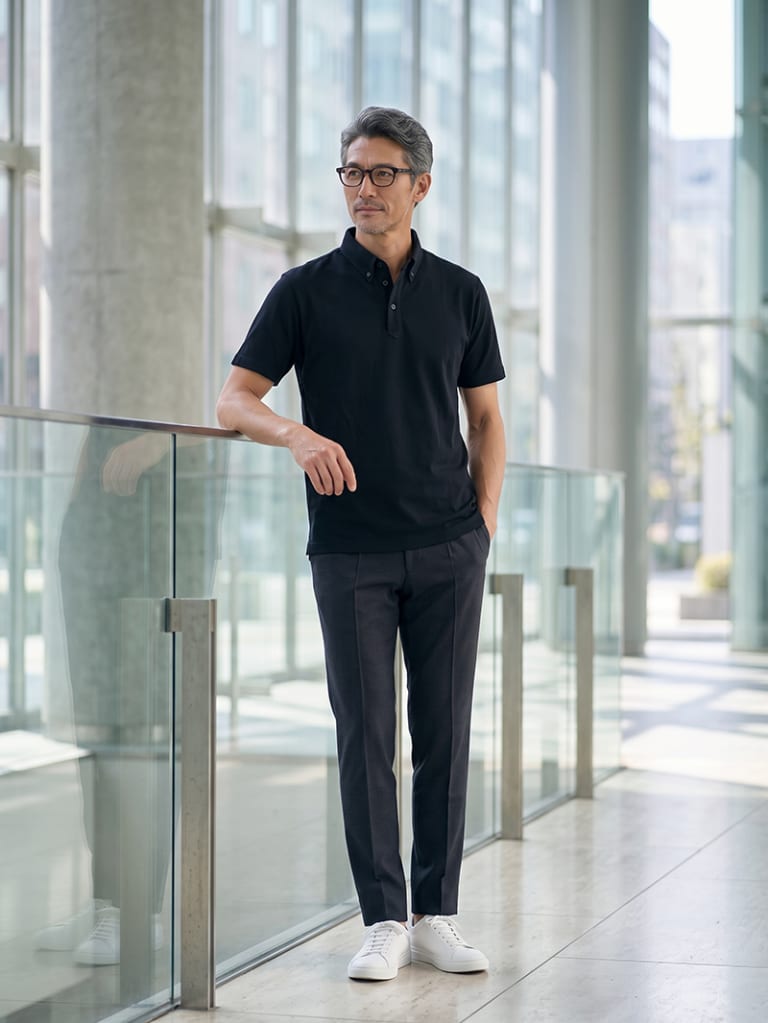 暑い日の出社に。黒のポロと黒のパンツ